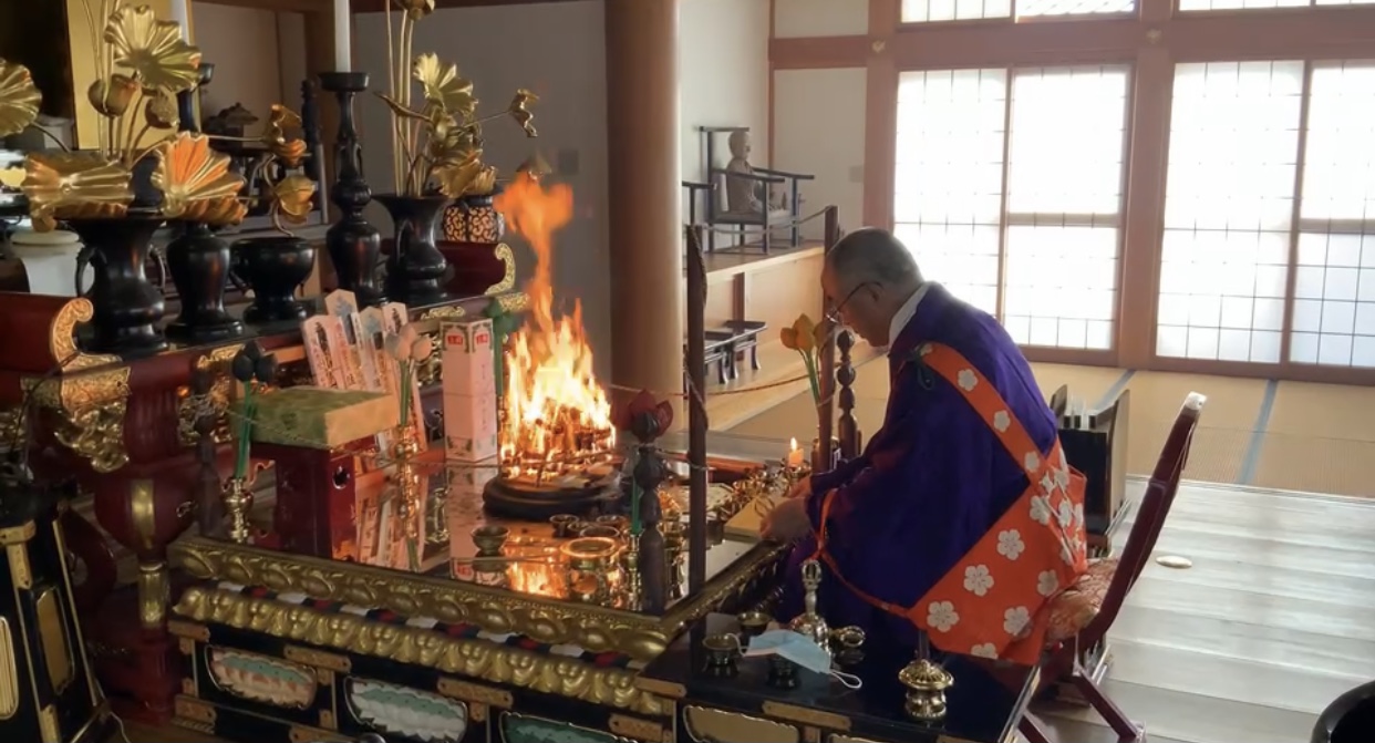 毎年恒例の東御市長久寺の護摩焚きと自宅で餅をつきました